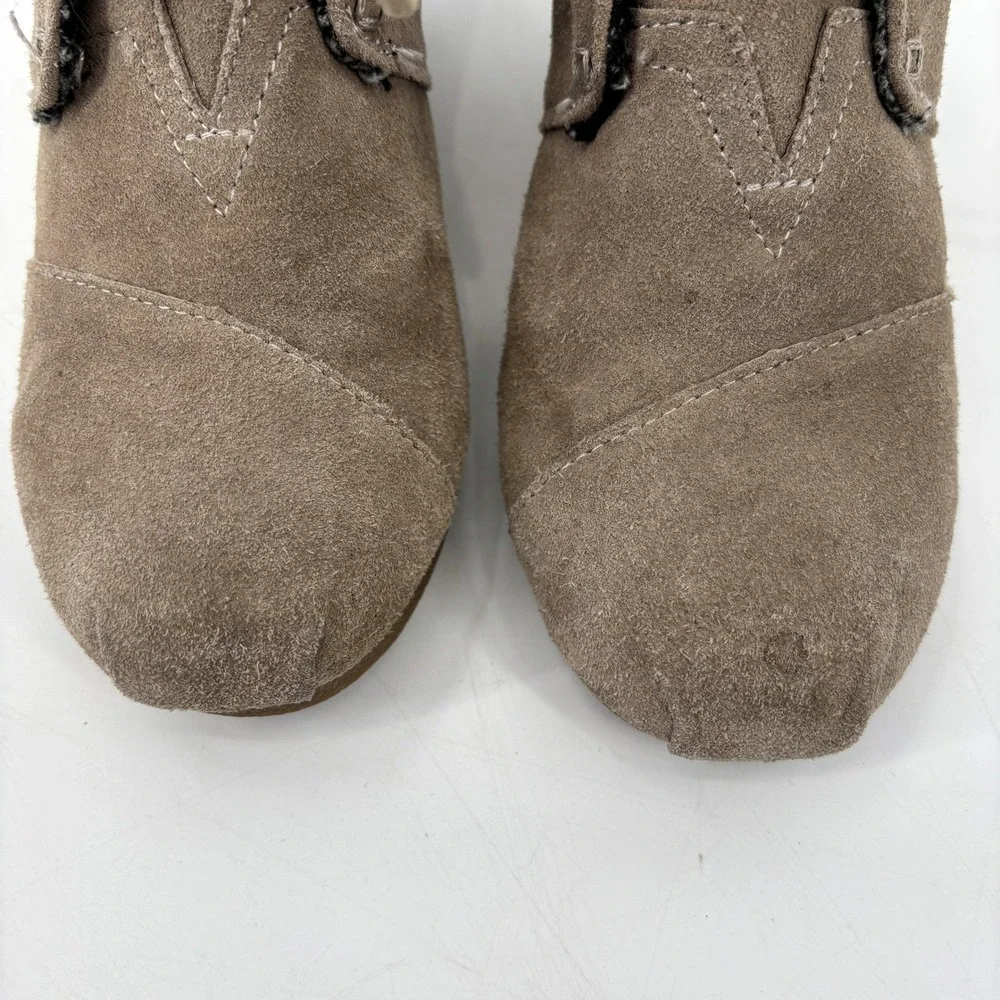 TOMS Desert Wedge Suede Ankle Booties Taupe Lace Up Womens Size 7.5 Boots
